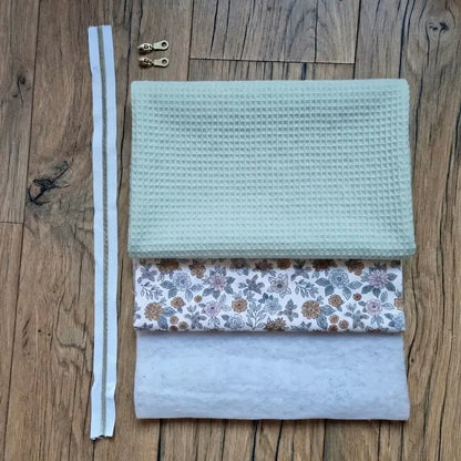 kit couture trousse vert menthe en nid d’abeille avec tissu fleuri intérieur et zip fourni