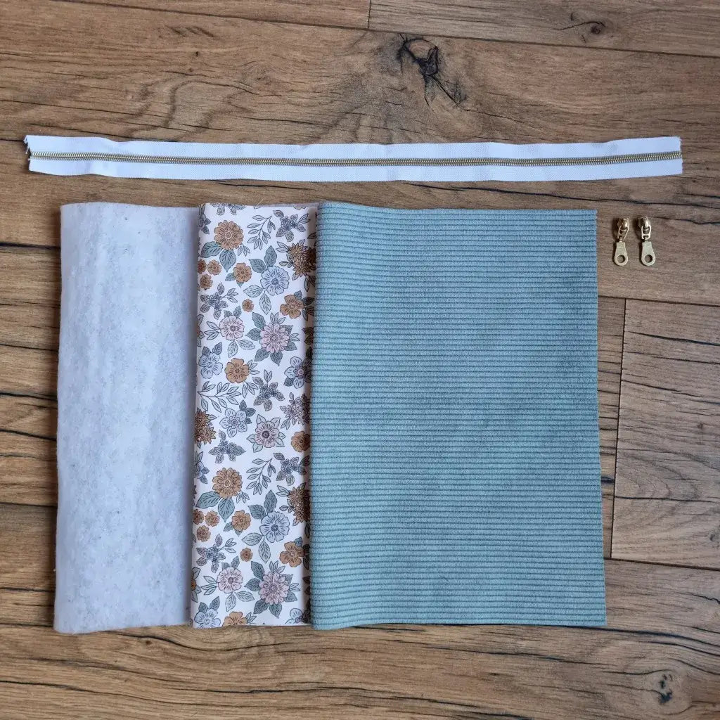 kit couture trousse velours côtelé bleu clair avec doublure fleurie et fermeture éclair