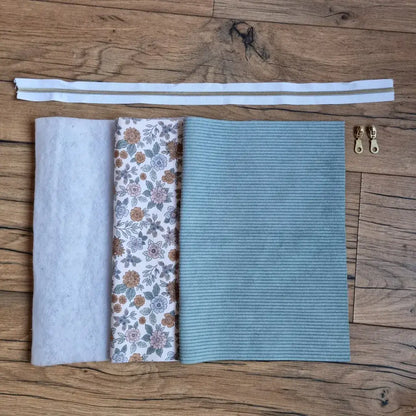 kit couture trousse velours côtelé bleu clair avec doublure fleurie et fermeture éclair