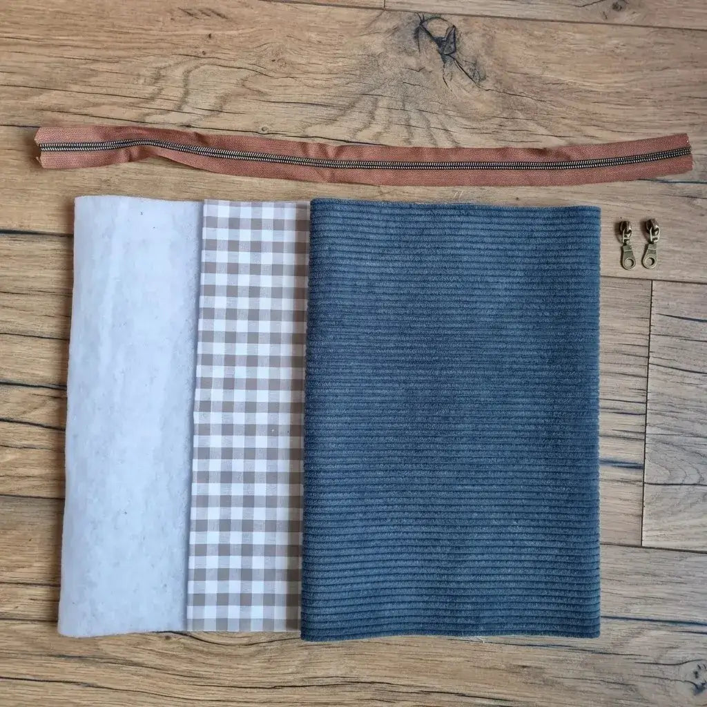 kit couture trousse velours côtelé bleu foncé avec tissu vichy et zip à coudre