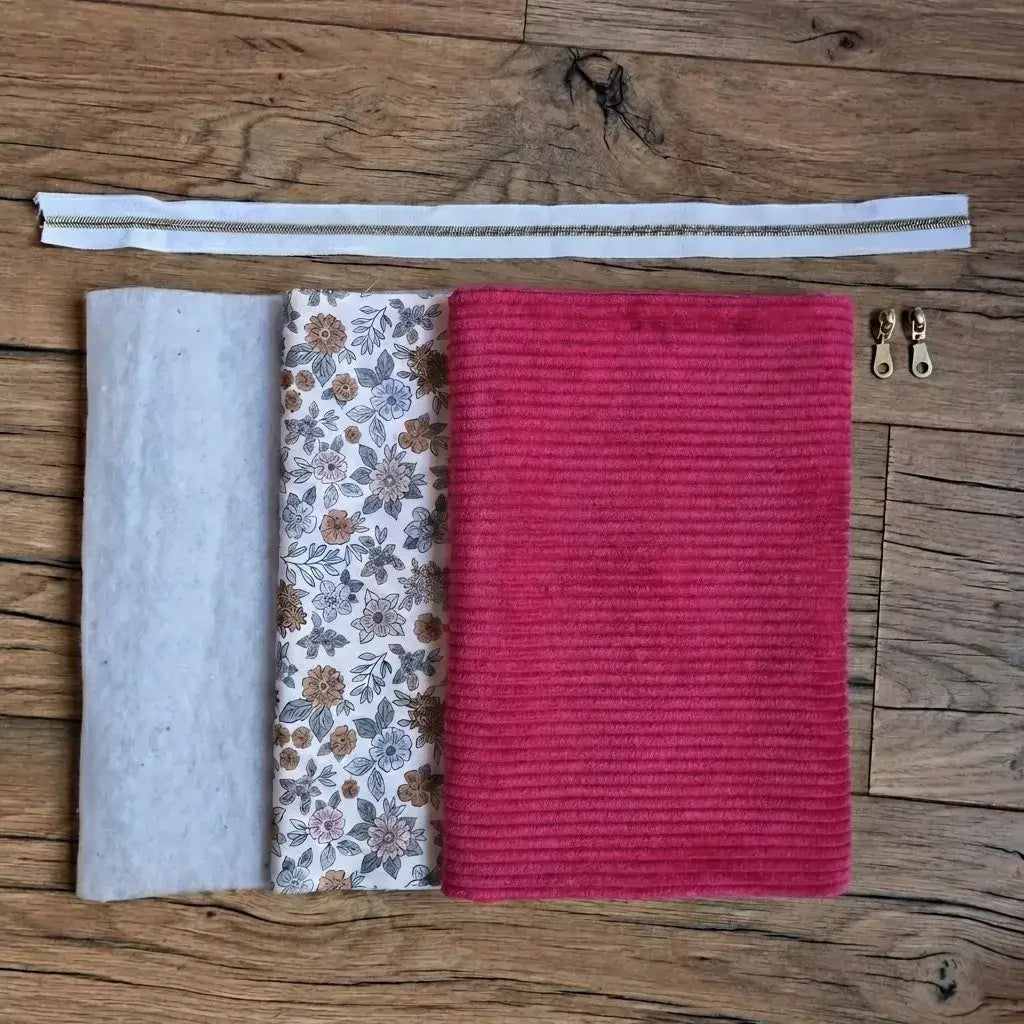 kit couture trousse velours côtelé framboise avec tissu fleuri intérieur et fermeture éclair