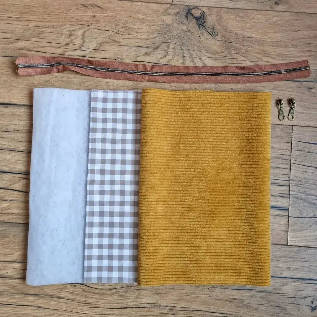 kit couture trousse velours côtelé jaune moutarde avec tissu vichy et zip à coudre