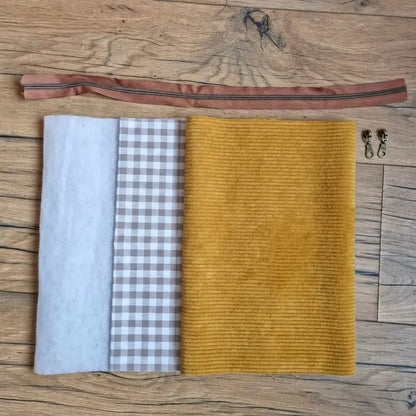 kit couture trousse velours côtelé jaune moutarde avec tissu vichy et zip à coudre