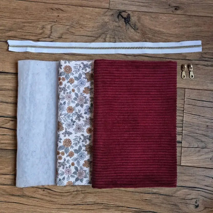 kit couture trousse velours côtelé lie de vin avec tissu fleuri et fermeture éclair