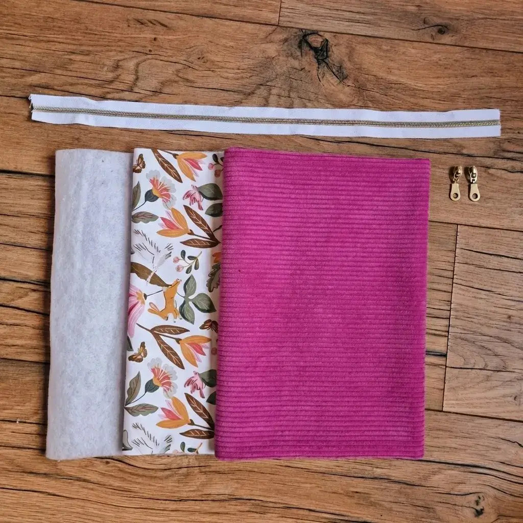 kit couture trousse velours côtelé magenta avec doublure fleurie et accessoires couture