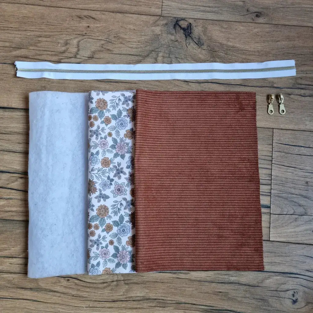 kit couture trousse velours côtelé marron avec tissu fleuri intérieur et zip à coudre