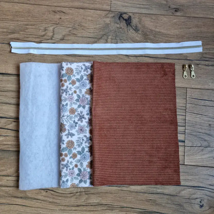 kit couture trousse velours côtelé marron avec tissu fleuri intérieur et zip à coudre