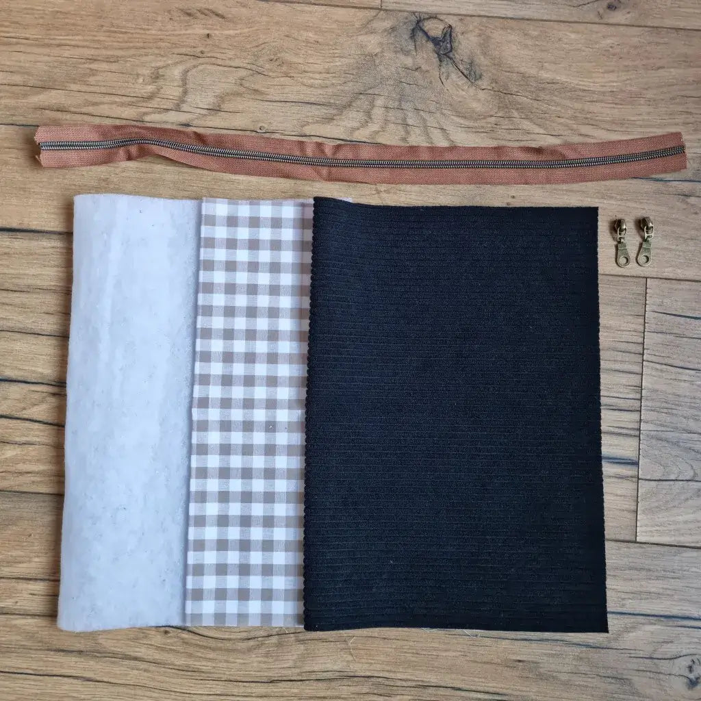 kit couture trousse velours côtelé noir avec tissu vichy intérieur et fermeture éclair