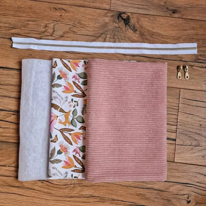 kit couture trousse velours côtelé rose avec tissu fleuri et fermeture éclair