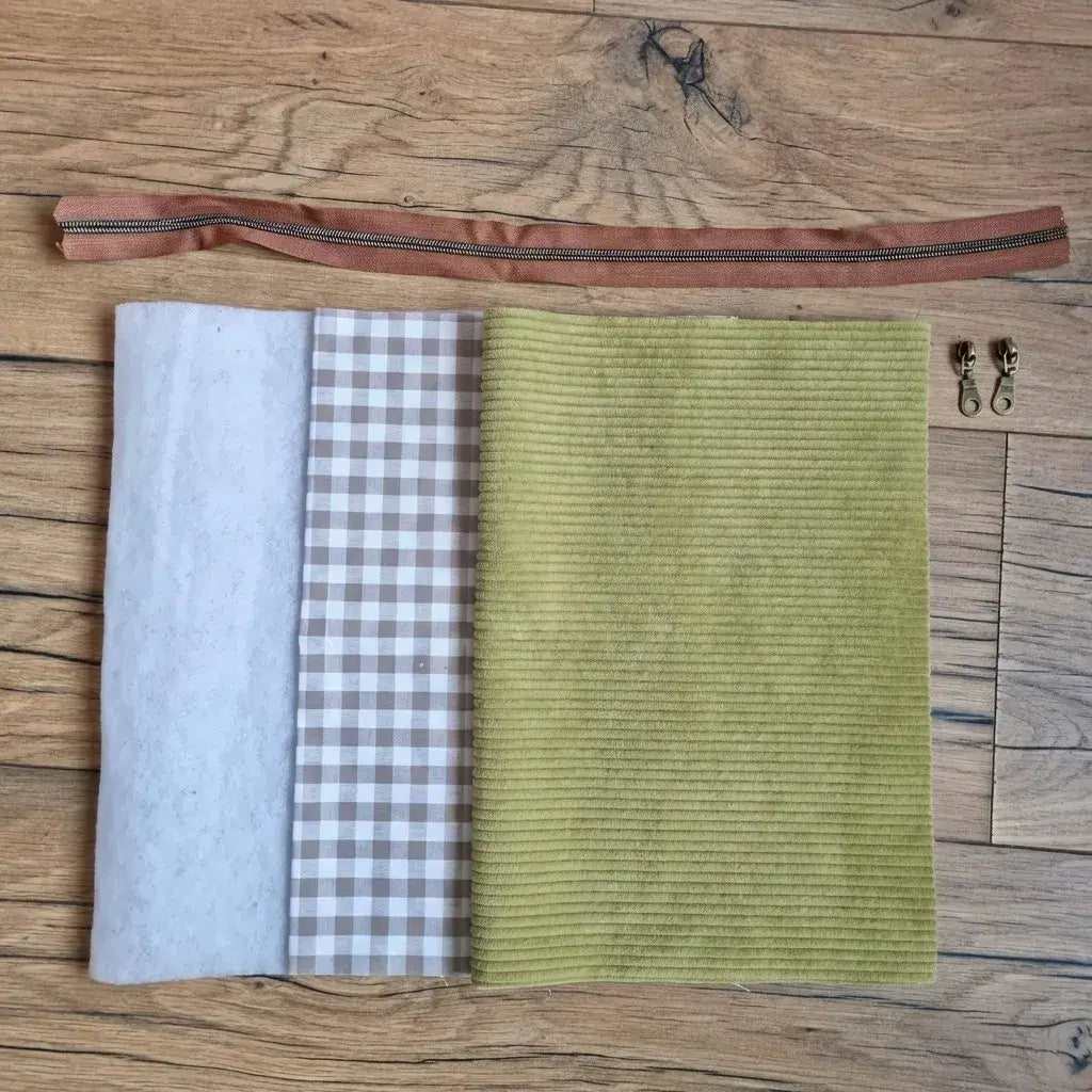 kit couture trousse velours côtelé vert anis avec doublure vichy et fermeture éclair