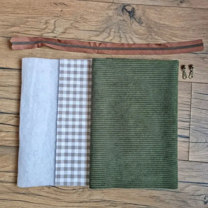 kit couture trousse velours côtelé vert avec tissu vichy intérieur et zip à coudre