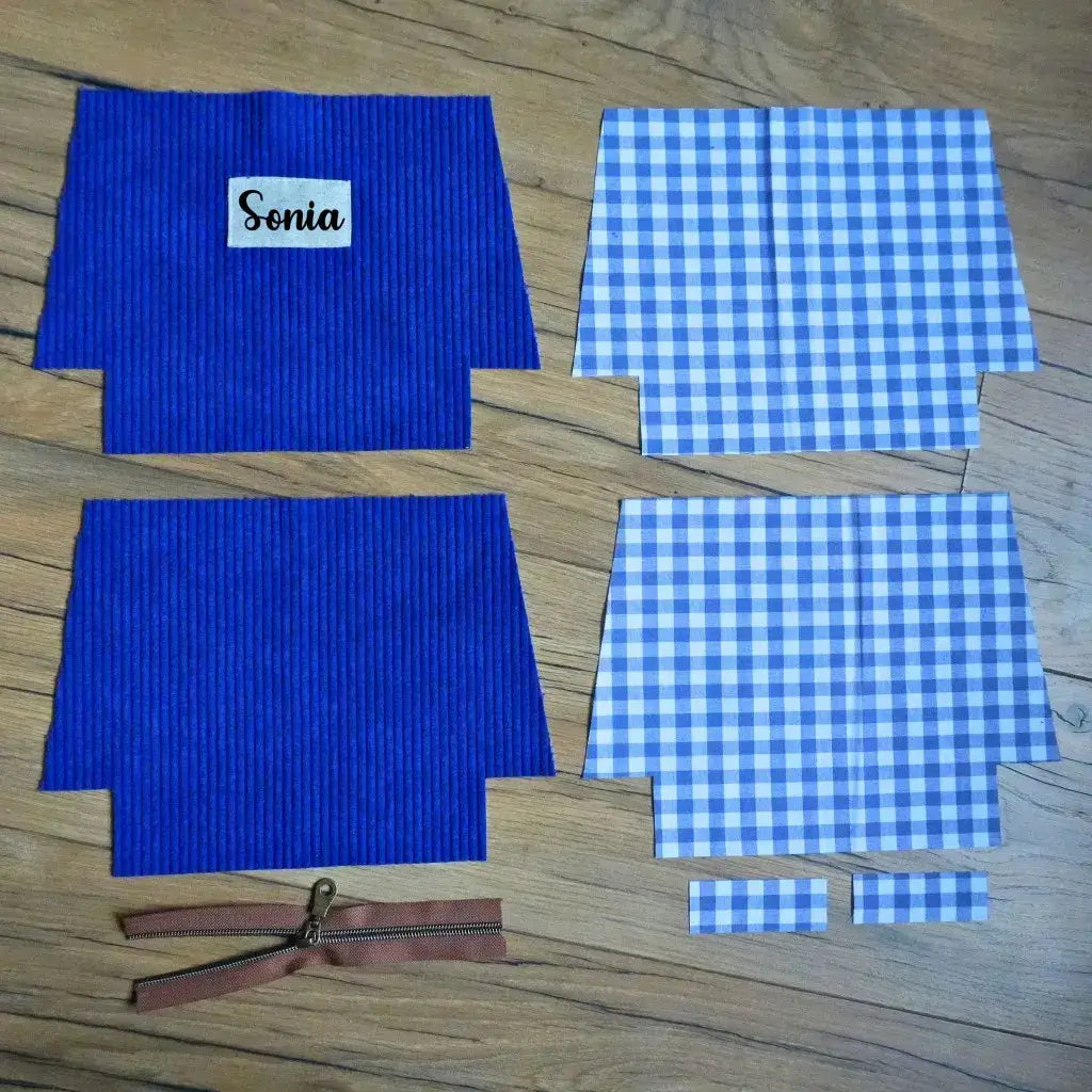Kit couture trousse bleue : velours côtelé bleu roy, doublure vichy assortie, zip brun et étiquette Sonia sur bois.