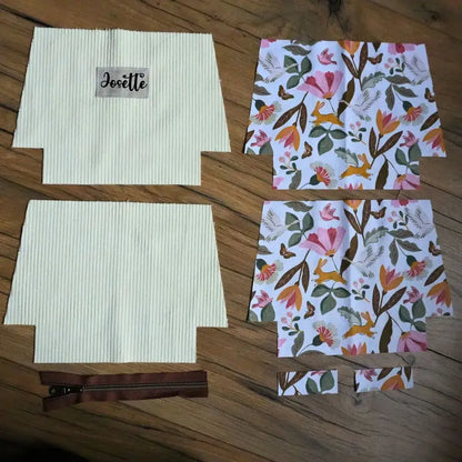 Kit couture trousse jaune pâle : velours côtelé crème, doublure fleurie aux lapins, zip brun et étiquette Josette sur bois.