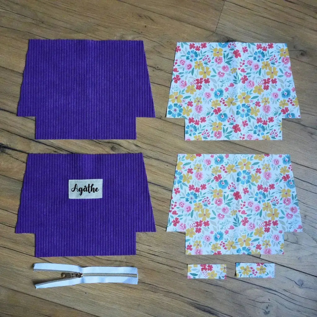 Kit couture trousse lavande : velours violet, doublure fleurie printanière, zip blanc et étiquette Agathe sur bois.