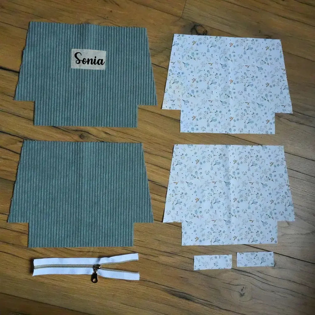 Kit couture trousse verte : velours vert lichen, doublure fleurie romantique, zip blanc et étiquette Agathe sur bois.