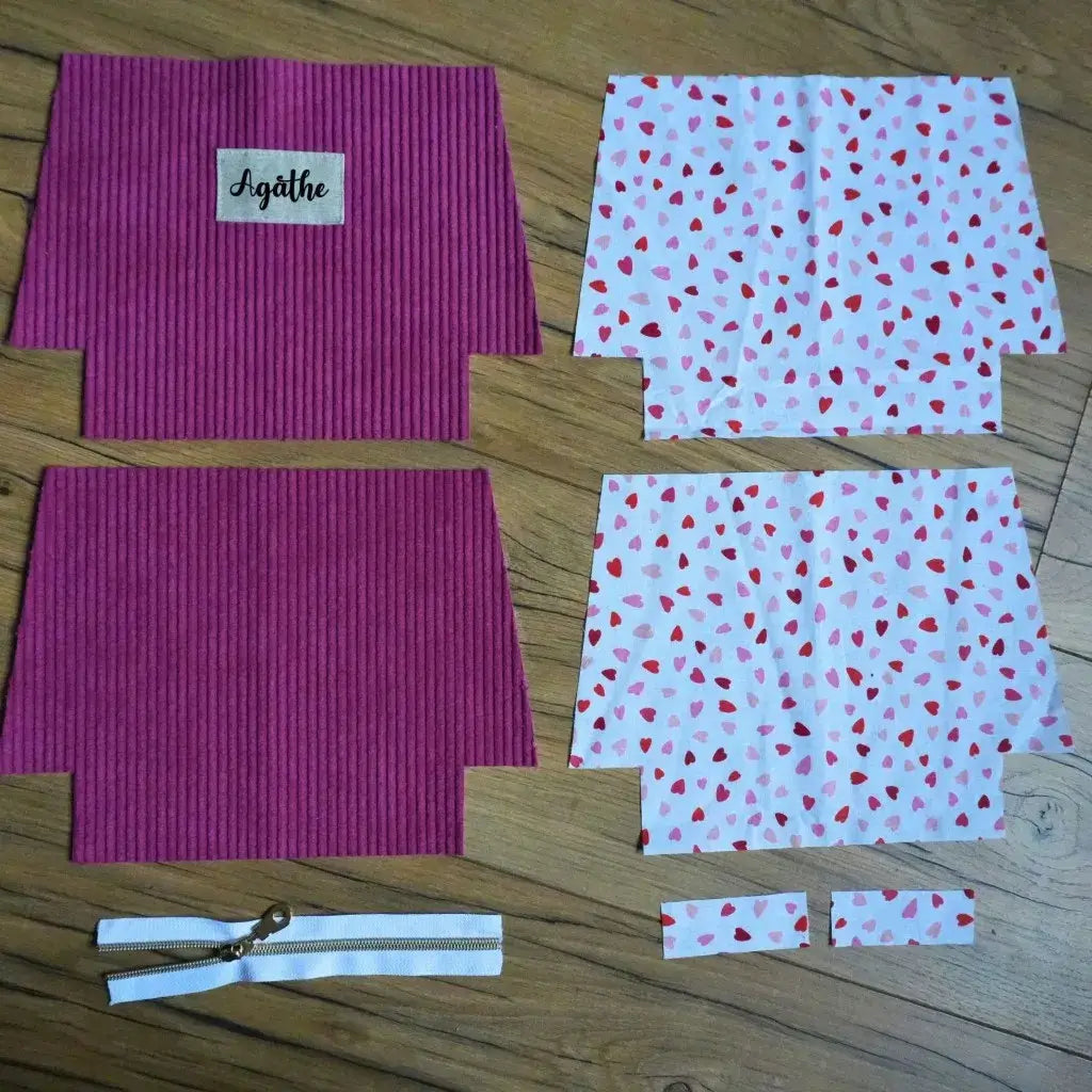 Kit couture trousse fuchsia : velours rose intense, doublure blanche à petits cœurs rouges, zip blanc et étiquette Agathe.