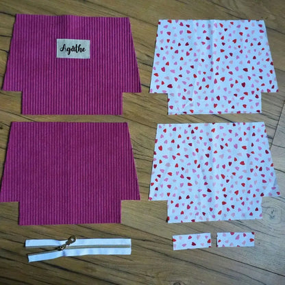 Kit couture trousse fuchsia : velours rose intense, doublure blanche à petits cœurs rouges, zip blanc et étiquette Agathe.