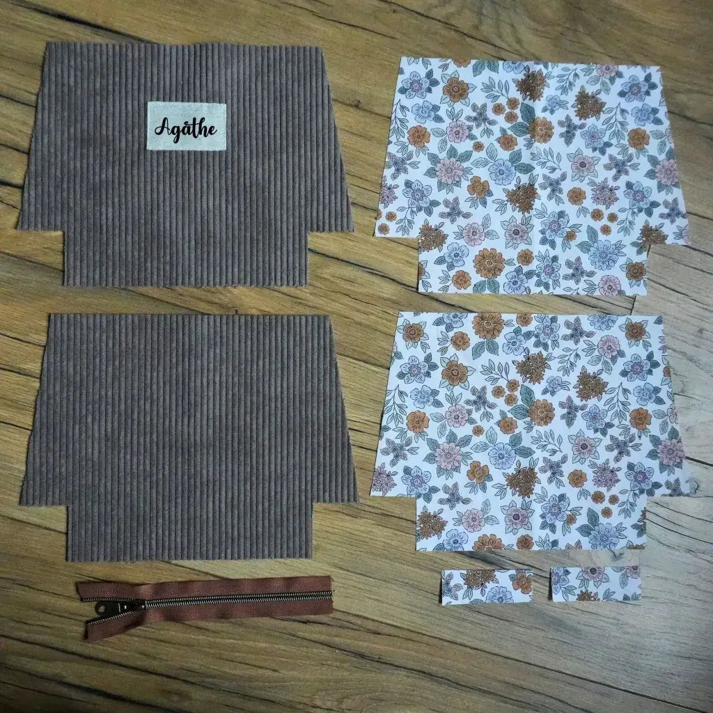 Kit couture trousse grise : velours côtelé taupe, doublure fleurs bleues et ocre, zip brun et étiquette Agathe sur bois.