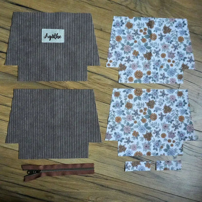Kit couture trousse grise : velours côtelé taupe, doublure fleurs bleues et ocre, zip brun et étiquette Agathe sur bois.