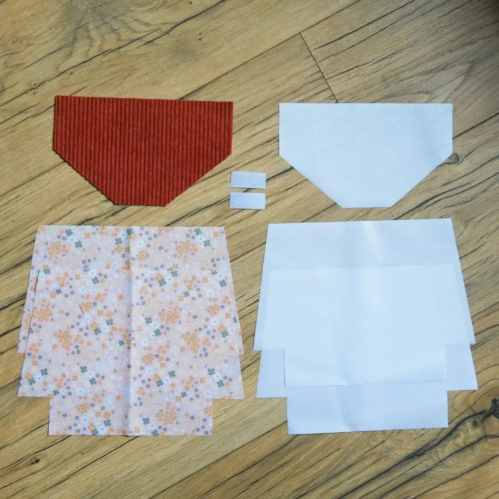 Kit couture prêt-à-coudre pour réaliser une pochette à scratch imperméable, composé d’un rabat en velours côtelé terracotta, de coupons de coton imprimé à motifs fleuris dans des tons pastel, de doublures blanches en coton enduit et de scratch assortis. Un ensemble simple et complet pour créer une trousse pratique et personnalisée, idéale pour offrir ou s’initier à la couture créative.