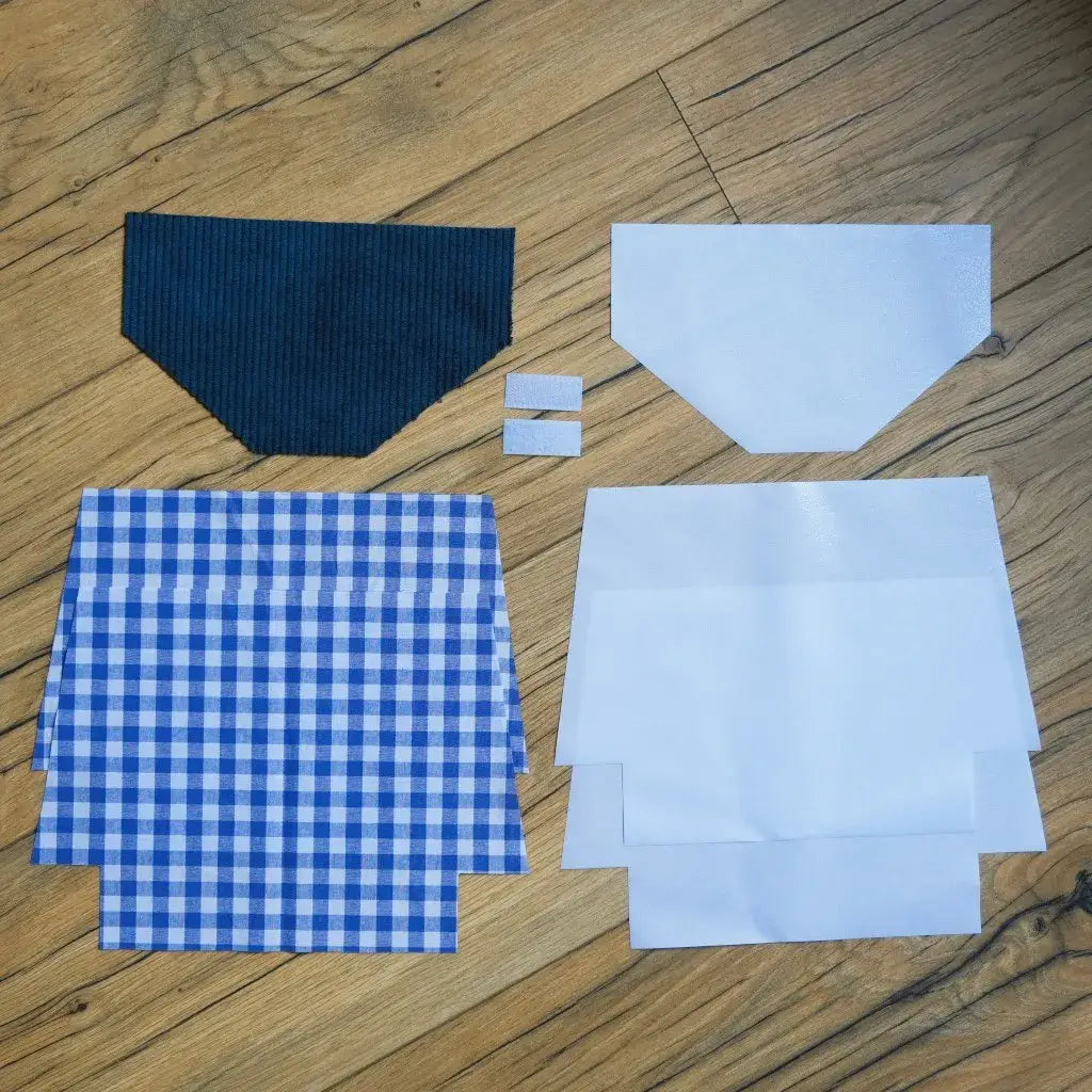 Kit couture prêt-à-coudre pour fabriquer une pochette à scratch imperméable, composé d’un rabat en velours côtelé bleu marine, de coupons de coton à carreaux bleus et blancs, de doublures blanches en coton enduit ainsi que de scratchs assortis. Un projet DIY simple et ludique pour réaliser une trousse personnalisée, résistante et pratique, idéale pour débutants en couture ou pour offrir un cadeau unique fait main.