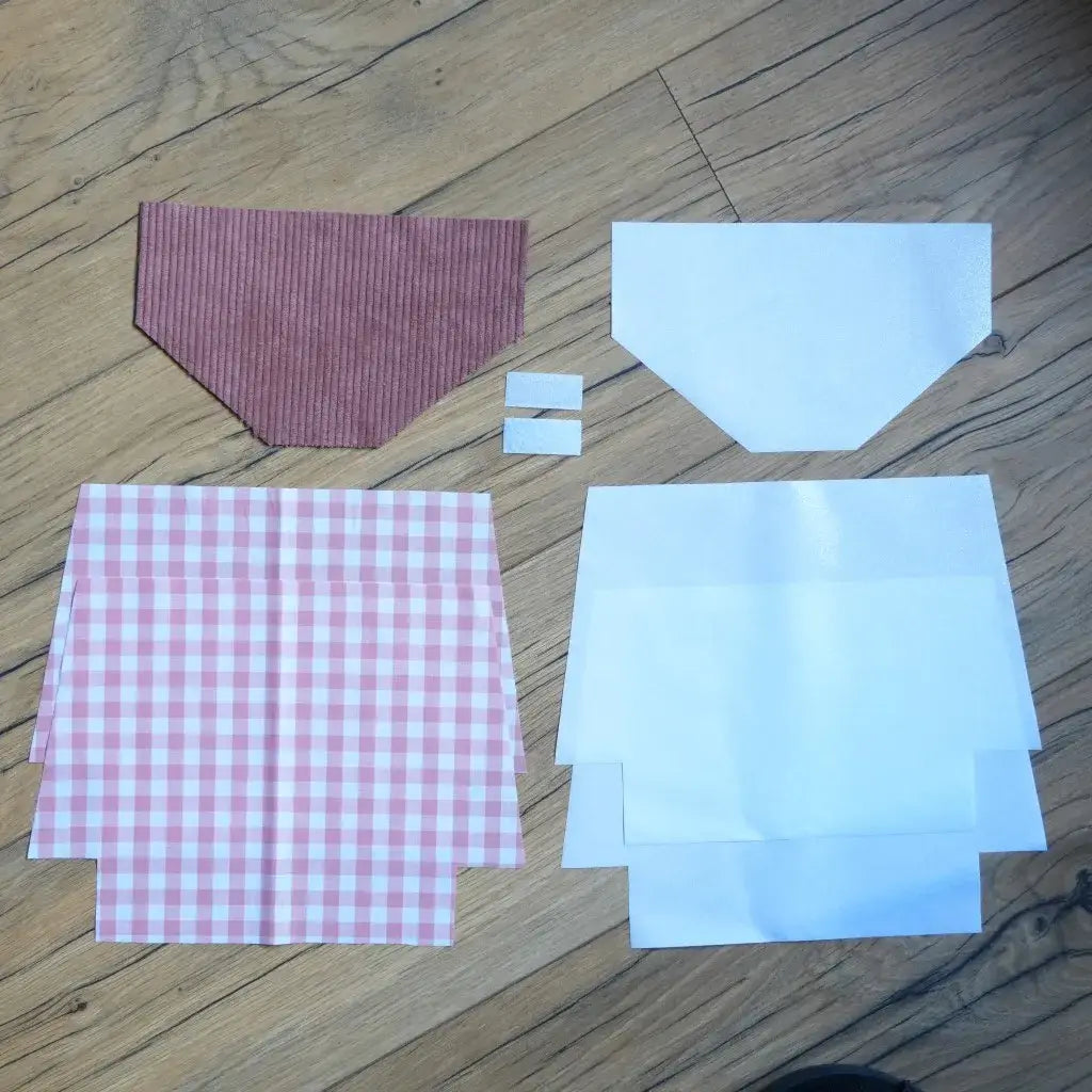 Kit couture complet pour réaliser une pochette à scratch imperméable, composé d’un rabat en velours côtelé rose foncé, de coupons de coton imprimé à carreaux roses et blancs, de doublures blanches en coton enduit et de scratchs. Ce kit prêt-à-coudre permet de créer facilement une trousse personnalisée, pratique et élégante, idéale pour un projet DIY créatif ou comme cadeau fait main.