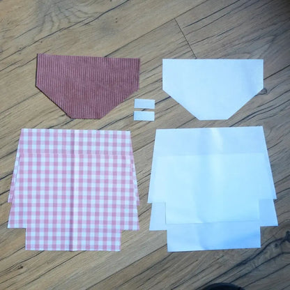 Kit couture complet pour réaliser une pochette à scratch imperméable, composé d’un rabat en velours côtelé rose foncé, de coupons de coton imprimé à carreaux roses et blancs, de doublures blanches en coton enduit et de scratchs. Ce kit prêt-à-coudre permet de créer facilement une trousse personnalisée, pratique et élégante, idéale pour un projet DIY créatif ou comme cadeau fait main.