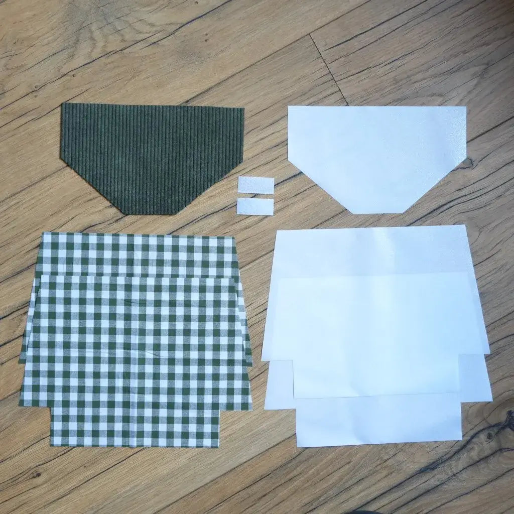 Kit couture DIY pour créer une pochette à scratch imperméable, comprenant un rabat en velours côtelé vert foncé, des coupons de coton à carreaux verts et blancs, des doublures blanches en coton enduit et deux bandes de scratch. Un ensemble simple et complet, idéal pour coudre une trousse personnalisée et résistante, parfaite comme projet créatif ou comme accessoire fait main à offrir.