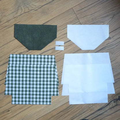 Kit couture DIY pour créer une pochette à scratch imperméable, comprenant un rabat en velours côtelé vert foncé, des coupons de coton à carreaux verts et blancs, des doublures blanches en coton enduit et deux bandes de scratch. Un ensemble simple et complet, idéal pour coudre une trousse personnalisée et résistante, parfaite comme projet créatif ou comme accessoire fait main à offrir.