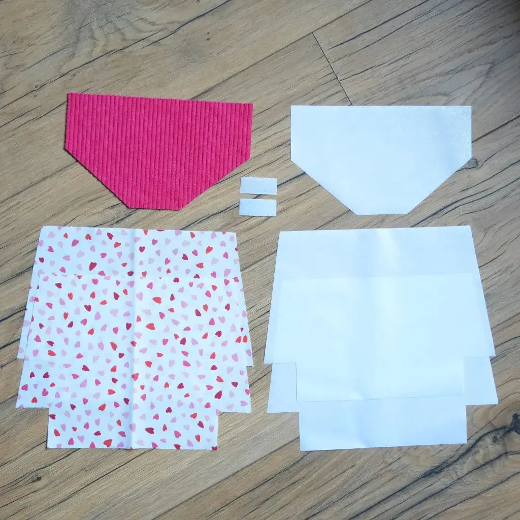 Kit couture DIY pour réaliser une pochette à scratch imperméable, composé d’un rabat en velours côtelé framboise, de coupons de coton blanc imprimé de petits cœurs rouges et roses, de doublures blanches en coton enduit ainsi que de scratchs. Idéal pour créer une trousse personnalisée et tendance, ce kit prêt-à-coudre séduira les passionnés de couture créative et constitue une excellente idée cadeau fait main.