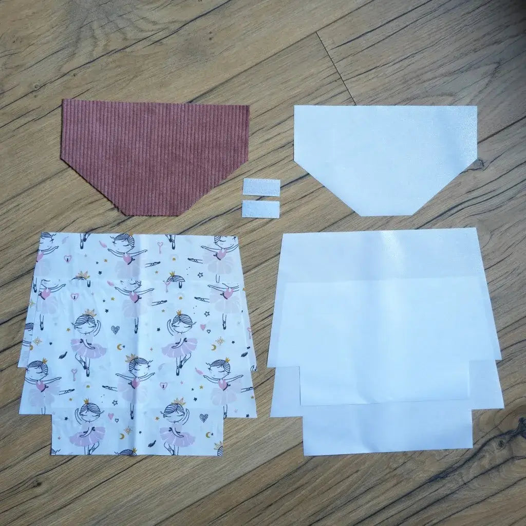 Kit couture prêt-à-coudre pour créer une pochette à scratch imperméable, comprenant un rabat en velours côtelé rose, des coupons de coton blanc imprimé de danseuses en tutu avec des détails étoilés, des doublures blanches et des scratchs. Idéal pour réaliser une trousse personnalisée et originale, ce kit DIY ravira les amateurs de couture et constitue un cadeau créatif fait main pour enfants et passionnés de danse.