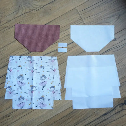 Kit couture prêt-à-coudre pour créer une pochette à scratch imperméable, comprenant un rabat en velours côtelé rose, des coupons de coton blanc imprimé de danseuses en tutu avec des détails étoilés, des doublures blanches et des scratchs. Idéal pour réaliser une trousse personnalisée et originale, ce kit DIY ravira les amateurs de couture et constitue un cadeau créatif fait main pour enfants et passionnés de danse.