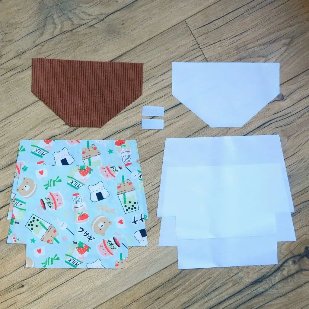 Kit couture DIY pour confectionner une pochette à scratch imperméable, composé d’un rabat en velours côtelé marron, de coupons de coton bleu clair imprimé de motifs kawaii avec ours, fraises, bubble tea et petits dessins colorés, de doublures blanches et de scratchs. Un kit prêt-à-coudre amusant et original pour créer une trousse personnalisée, idéale comme projet créatif ou cadeau fait main unique.