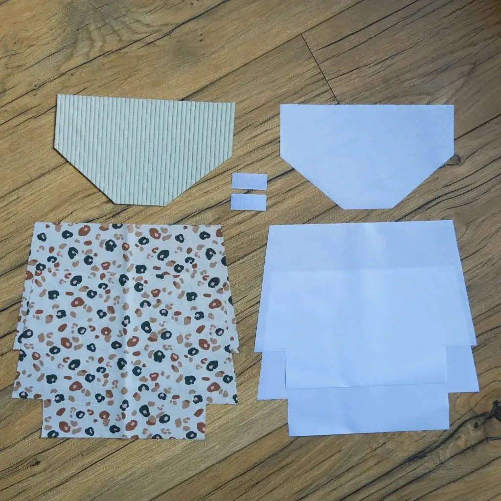 Kit couture complet pour réaliser une pochette à scratch imperméable, comprenant un rabat en velours côtelé beige clair, des coupons de coton imprimé motif léopard dans des tons bruns et noirs, des doublures blanches en coton enduit et des scratchs. Ce kit prêt-à-coudre permet de créer une trousse résistante et tendance, idéale pour les amateurs de couture DIY ou comme cadeau fait main personnalisé.