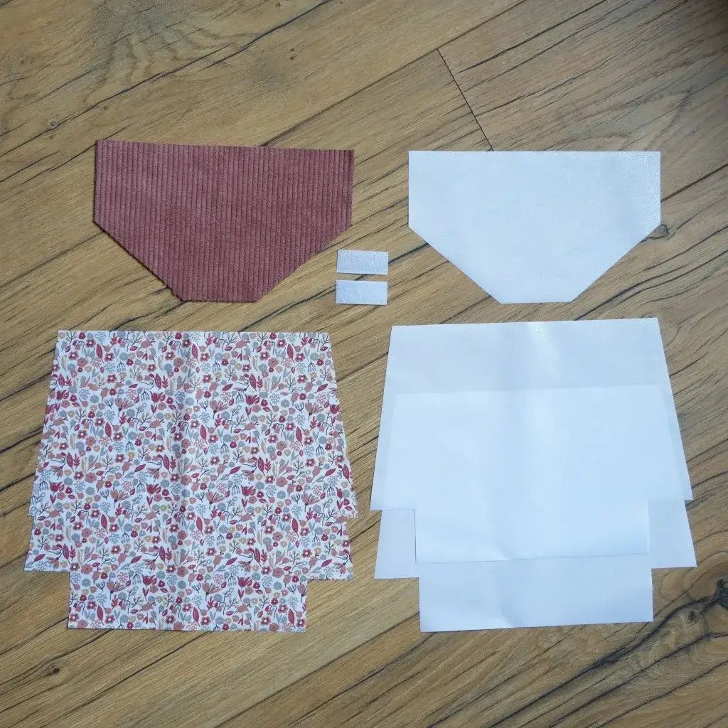 Kit couture DIY pour créer une pochette à scratch imperméable, comprenant un rabat en velours côtelé rose, des coupons de coton imprimé liberty aux motifs floraux, des doublures blanches en coton enduit et des scratchs. Ce kit prêt-à-coudre offre tout le nécessaire pour réaliser une trousse pratique, élégante et personnalisée, idéale comme projet créatif ou cadeau fait main.