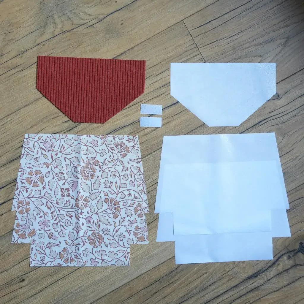 Kit couture prêt-à-coudre pour réaliser une pochette à scratch imperméable, comprenant un rabat en velours côtelé terracotta, des coupons de coton imprimé de motifs floraux orientaux dans des tons doux, des doublures blanches en coton enduit et deux scratchs. Ce kit DIY complet permet de confectionner une trousse unique et élégante, idéale comme projet créatif ou cadeau fait main personnalisé.