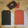 Kit "prêt à coudre" pour réaliser 2 pochettes aimantées en velours côtelé doublées avec un tissu imprimé à motif. Les modèles présentés ici sont pour réaliser une pochette en velours côtelé de coloris noir avec une doublure à motif léopard. La seconde pochette est en velours terracotta avec une doublure au motif liberty. En bas, les pièces de tissus prédécoupées aux bonnes dimensions composant le kit. Au-dessus, les produits finis.