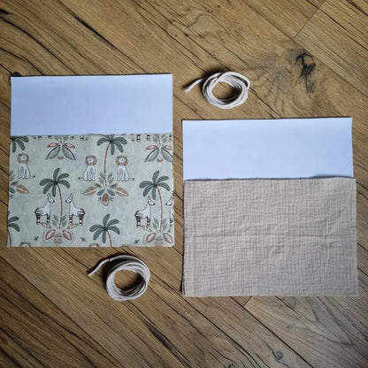 Préparez facilement deux pochons pratiques grâce à ce kit couture complet avec tuto vidéo. Parfait pour les affaires de crèche, le goûter ou les vêtements mouillés, avec doublure imperméable et cordon inclus.