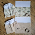 Kit couture complet pour réaliser deux pochons imperméables assortis : un modèle en coton enduit imprimé jungle et un modèle uni en double gaze beige, avec doublure imperméable et cordons inclus. Idéal pour la crèche, les voyages ou le sac de piscine.