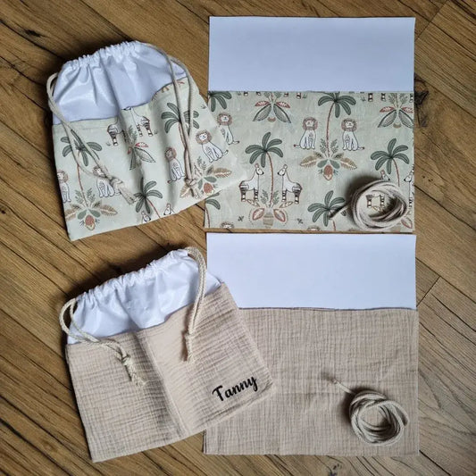 Kit couture complet pour réaliser deux pochons imperméables assortis : un modèle en coton enduit imprimé jungle et un modèle uni en double gaze beige, avec doublure imperméable et cordons inclus. Idéal pour la crèche, les voyages ou le sac de piscine.