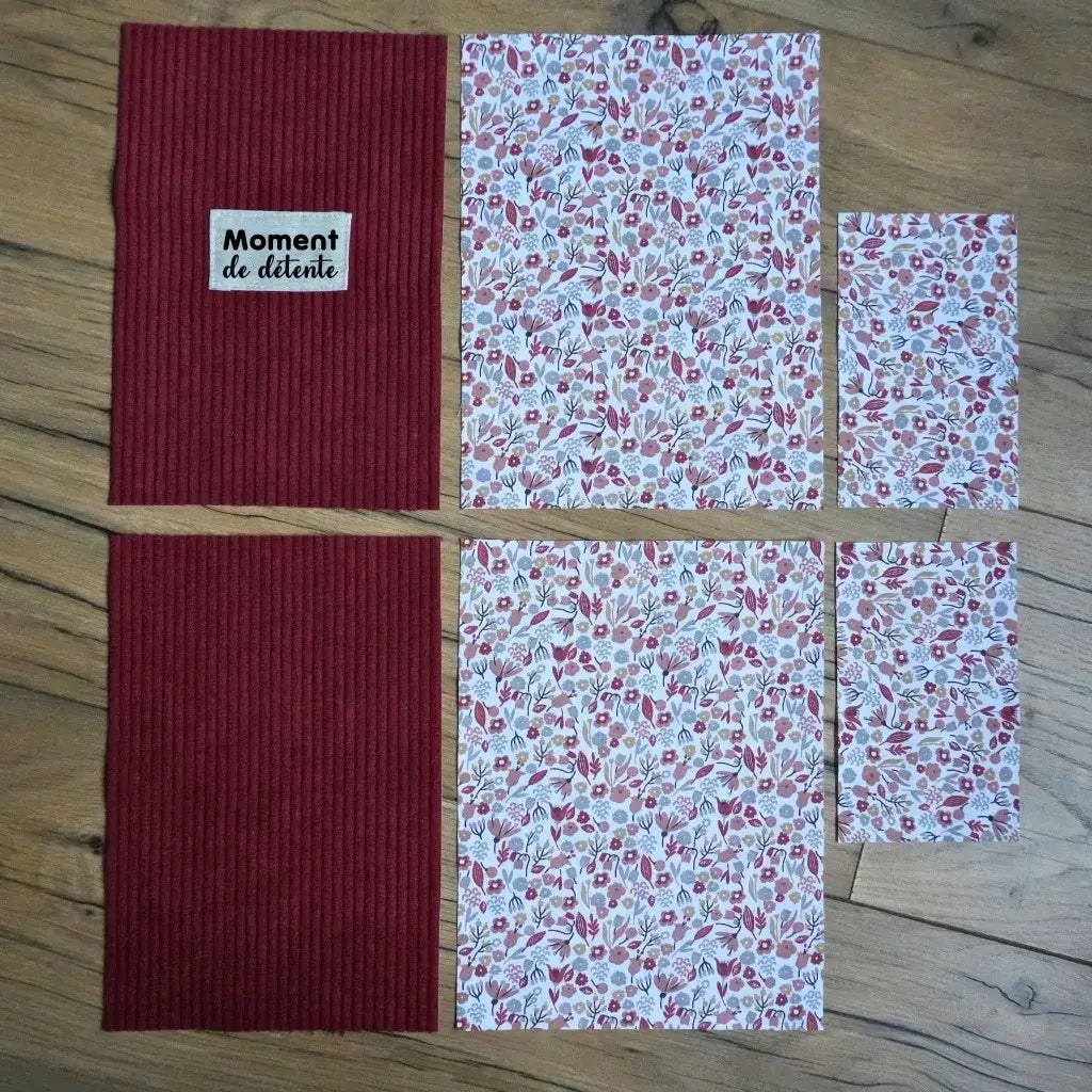 Kit couture avec étiquette personnalisée : pièces de velours bordeaux et tissu fleuri assorti posées sur un parquet en bois.