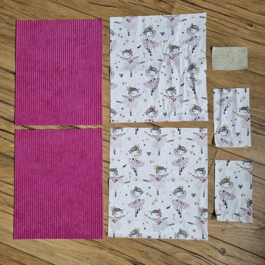 Kit couture prêt-à-coudre pour réaliser une pochette à livre ou étui liseuse en velours côtelé magenta et coton imprimé danseuses. Ensemble complet avec tissus découpés et étiquette personnalisable, idéal pour un projet DIY créatif et facile à coudre. Accessoire de lecture fait main alliant douceur, fantaisie et protection pour vos ouvrages préférés.