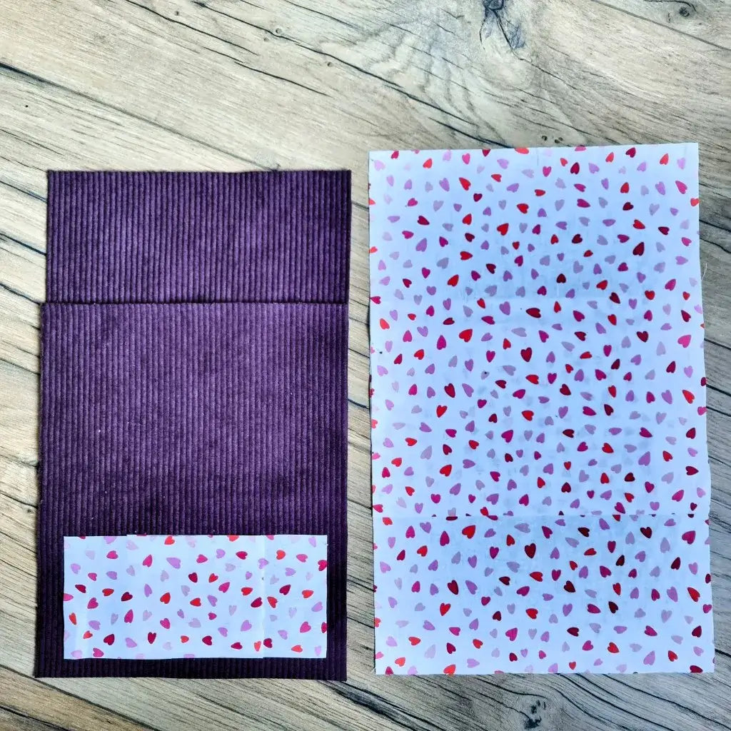 Kit couture pour réaliser une pochette à livre ou liseuse en velours côtelé prune et coton imprimé de petits cœurs rouges et violets. Les tissus sont déjà découpés pour un montage simple et rapide. Idéal pour protéger un roman ou une tablette avec élégance. Un projet couture DIY original et accessible, parfait pour offrir ou se faire plaisir avec une création faite main personnalisable.
