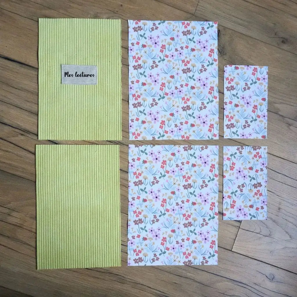 Kit couture : velours côtelé vert anis et tissu fleuri printanier sur un parquet en bois.