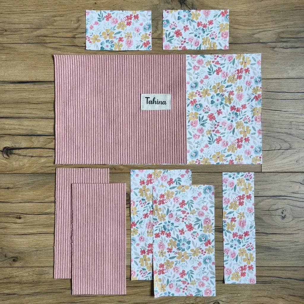 Pièces découpées en velours côtelé rose poudré et tissu fleuri, étiquette au prénom Tahina