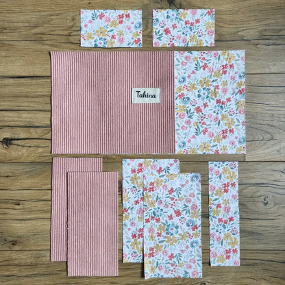 Pièces découpées en velours côtelé rose poudré et tissu fleuri, étiquette au prénom Tahina