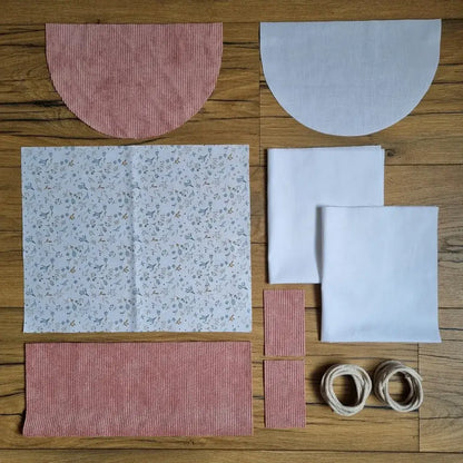 Succombez à la douceur avec ce kit prêt-à-coudre pour réaliser un sac à dos pochon alliant tissu fleuri Azra et velours côtelé rose tendre. Conçu pour les débutant·e·s comme pour les couturières aguerries, ce kit inclut toutes les pièces de tissu prédécoupées, prêtes à être assemblées pour un résultat soigné et personnalisé. Parfait pour offrir… ou se faire plaisir !