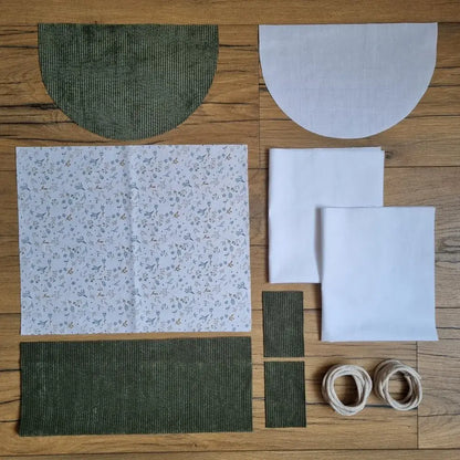 Kit prêt-à-coudre sac à dos pochon avec rabat en velours vert et tissu motif feuillage Azra : pièces découpées prêtes à assembler, doublure blanche et cordons inclus.