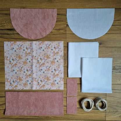 Kit prêt-à-coudre sac à dos pochon personnalisé motif floral bouquet avec tissu velours côtelé rose, rabat arrondi assorti, doublure blanche et cordons écrus.