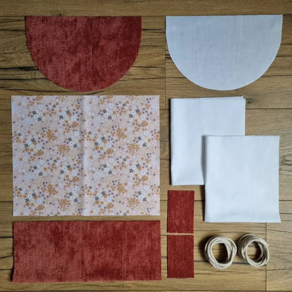 Kit prêt-à-coudre pour sac à dos pochon en velours terracotta avec tissu imprimé fleuri dans les tons doux, parfait pour une création textile pleine de charme. Projet DIY personnalisé pour débutants.